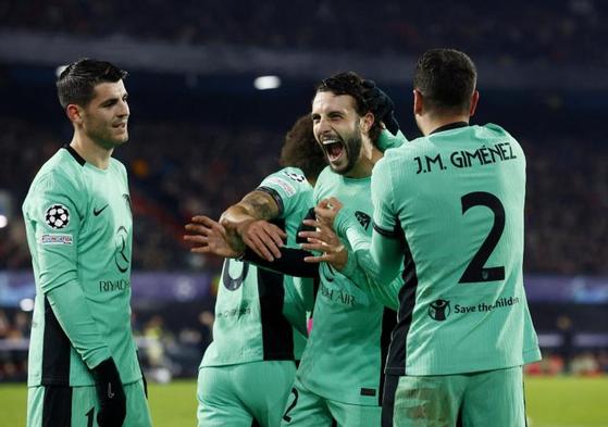 Giménez celebra junto a sus compañeros el segundo gol del Atlético al Feyenoord.