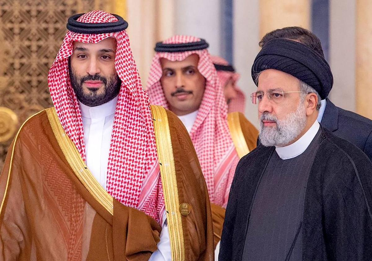 El príncipe heredero saudí, Mohamed bin Salmán, charla con el presidente de Irán, Ebrahim Raisi, en la cumbre organizada por Riad hace unas semanas.