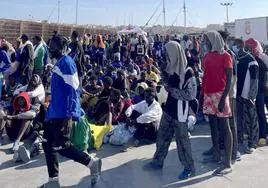 Decenas de migrantes esperan en la isla de Lampedusa, uno de los puntos de Europa con más llegadas irregulares.
