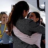 Sahar Kalderon, liberada el lunes por la milicia palestina Hamás es abrazada por su familia en el Centro Médico Sourasky (Ichilov) en Tel Aviv.