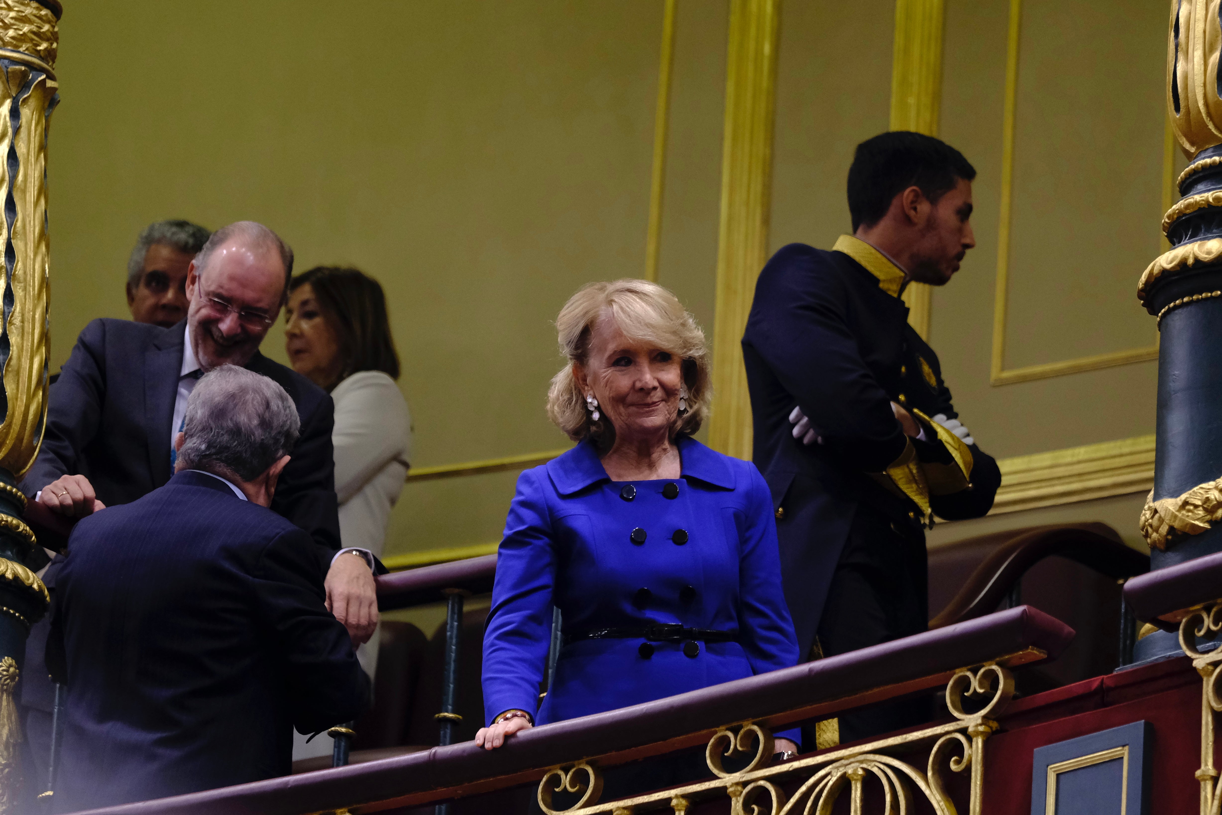 En la tribuna de invitados, la expresidenta de la Comunidad de Madrid, Esperanza Aguirre, se ha sentado junto a Jesús posada expresidente del Congreso (2011-2016). Cerca, otra expresidenta de la Cámara baja, Meritxell Batet, charla con el 'padre' de la Constitución, Miquel Roca.