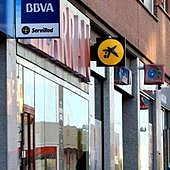 Familias y empresas sacan 17.700 millones de euros de sus bancos