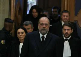 El ministro de Justicia francés, Éric Dupond-Moretti, acompañado de sus abogados en el tribunal