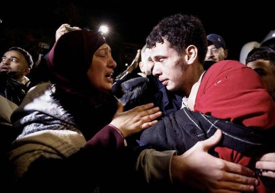 Un prisionero palestino es recibido en la Franja de Gaza.