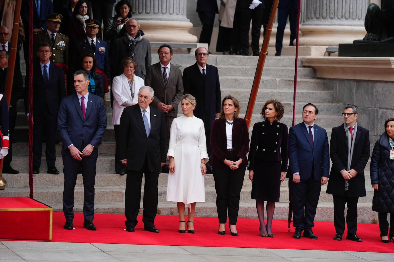 Los miembros del Gobierno esperan para ver el desfile de las tropas.