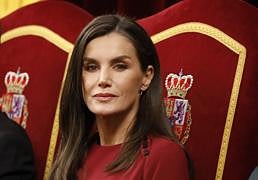 La reina Letizia saca su abrigo más elegante para ir al Congreso y lo combina con un vestido rojo de Carolina Herrera