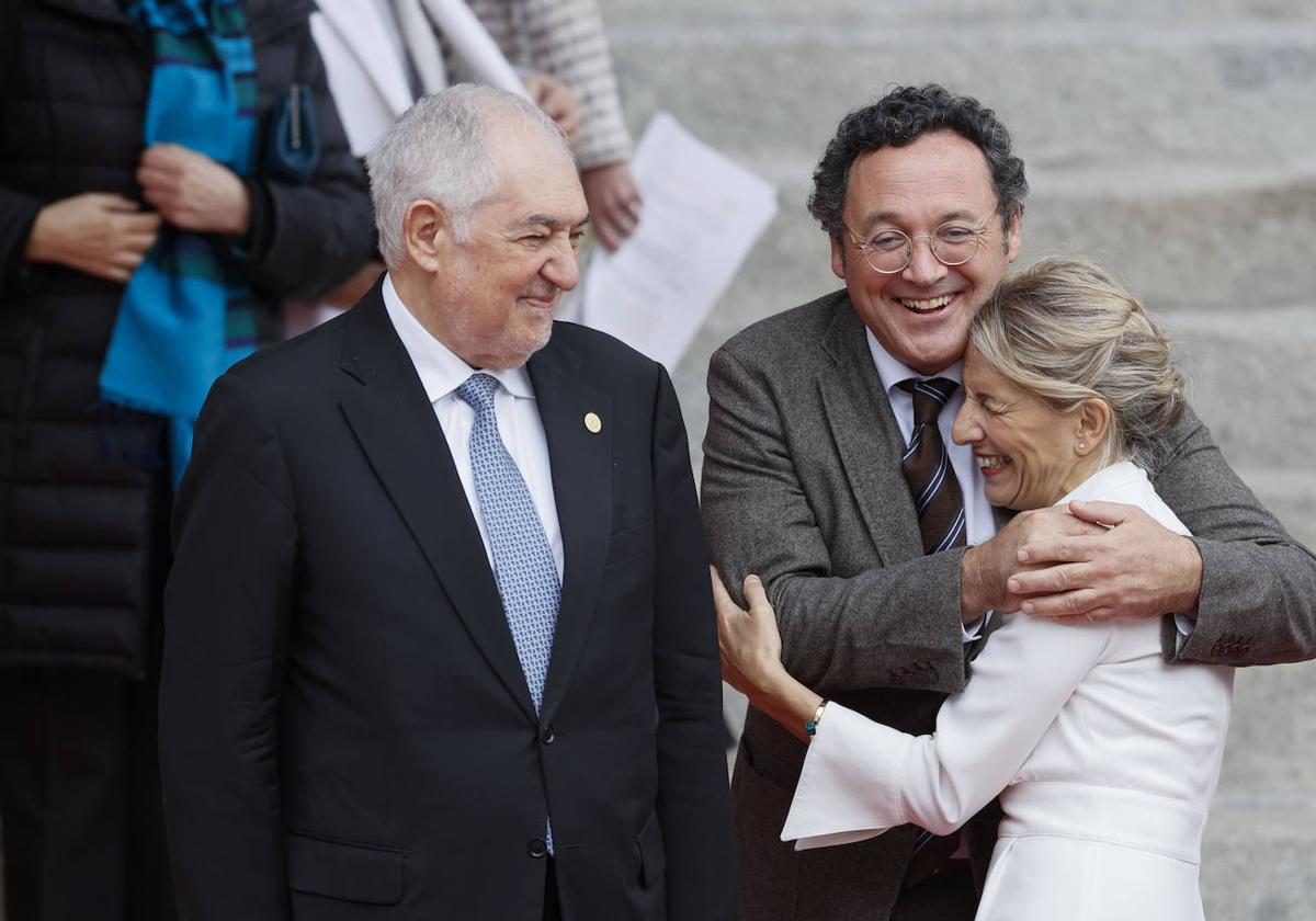 El fiscal general, Álvaro García Ortiz, saluda efusivamente en la apertura de las Cortes a la vicepresidenta Díaz junto al presidente del Tribunal Constitucional.