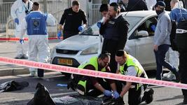 Policías recogen los cadáveres de los asesinados en Jerusalén.