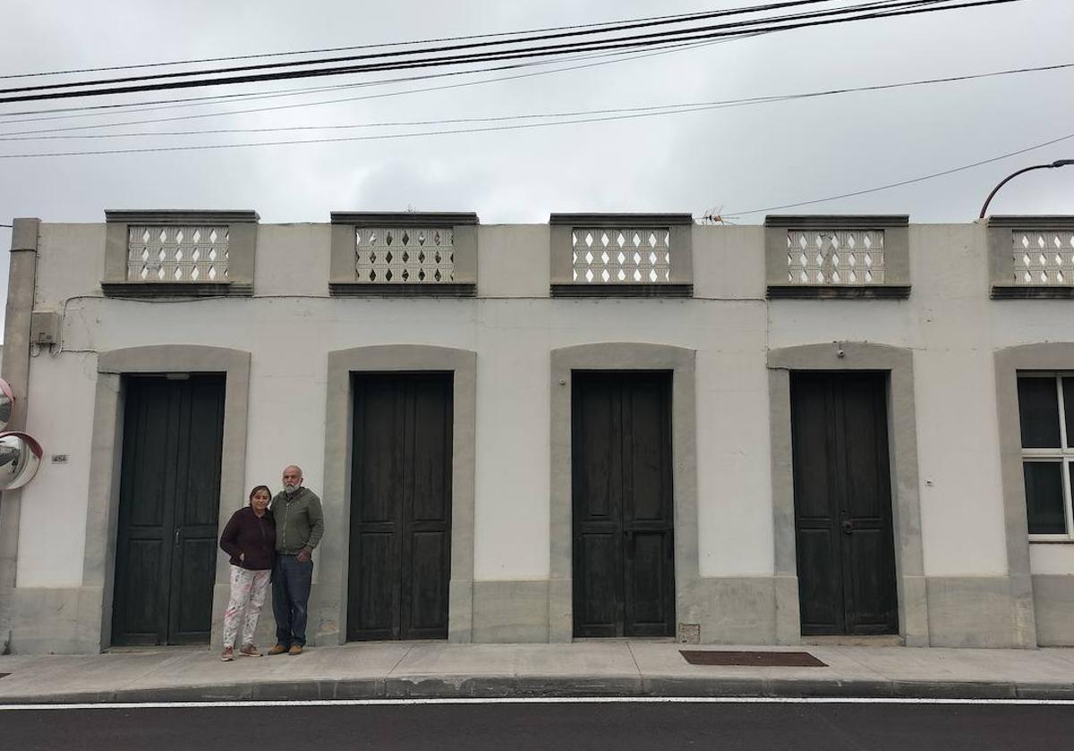 Ana Luna y Fran Simón, en las puertas de su casa de Las Manchas.