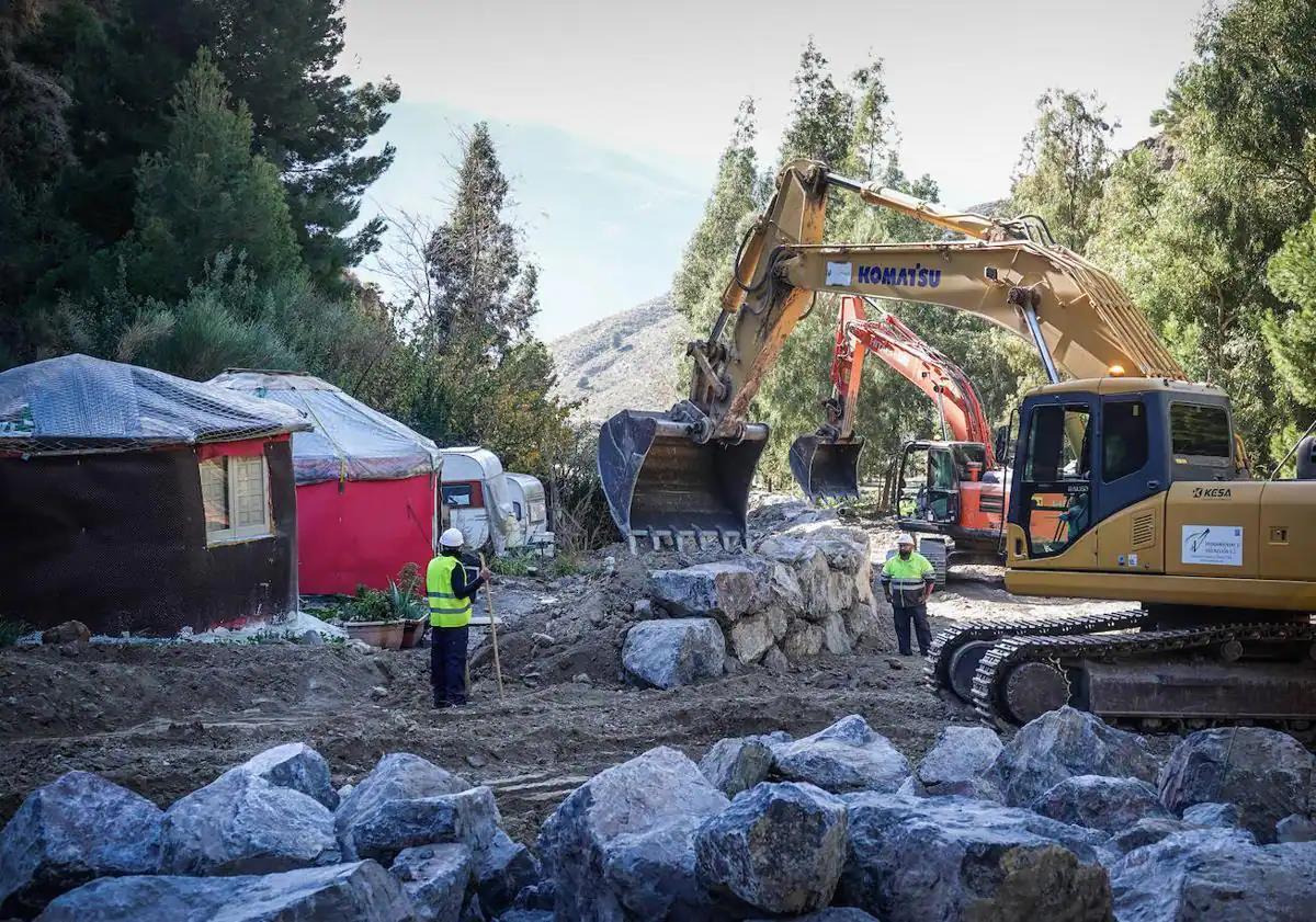 Imagen principal - Demolida la comuna en la que se escondió el hippy que ideó el atentado contra Vidal-Quadras