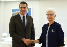 Pedro Sánchez posa con la embajadora israelí en España, Rodica Radian-Gordon.