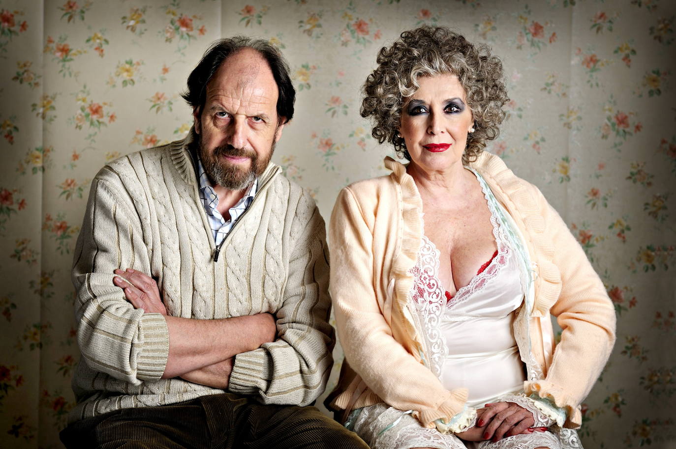 Josep María Pou, director, y Concha Velasco, posan poco antes sdel a representación de la obra de teatro «La vida por delante» en 2009.