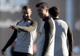 Robert Lewandowski, en primer plano, durante el entrenamiento del Barça de este sábado.