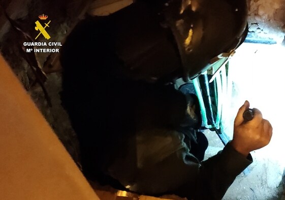 Un guardia civil en el interior del 'narco túnel' encontrado en Guadalajara