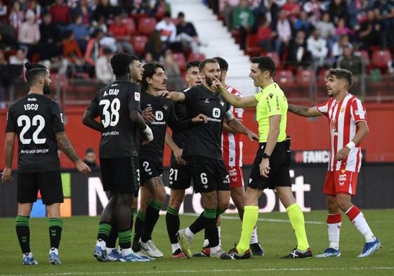 El Almería no pasa del empate ante un Betis en inferioridad numérica