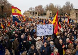 Directo | Feijóo llama a la movilización permanente en la calle: «¡No les vamos a pasar una!»