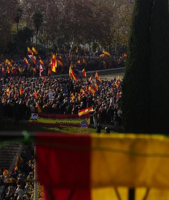 Imagen secundaria 2 - Imágenes de los manifestantes en el Templo de Debod.