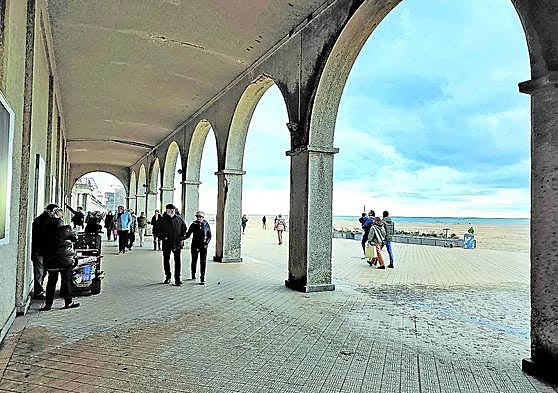 Vida sana. Los lugareños recuerdan a Gaye, a la derecha, corriendo cada mañana por la playa vestido con un chándal de Adidas.