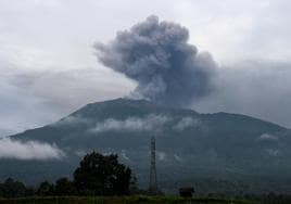 Imagen de la columna de humo que sale del cráter del Merapi.