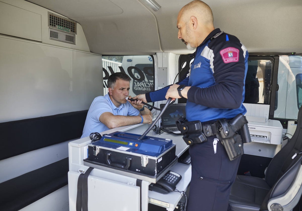 Un policía municipal de Madrid realiza una prueba con un etilómetro.