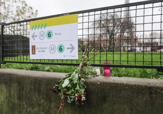 Un ramo de flores y velas para rendir homenaje al turista fallecido en un ataque terrorista cerca de la Torre Eiffel, en París.