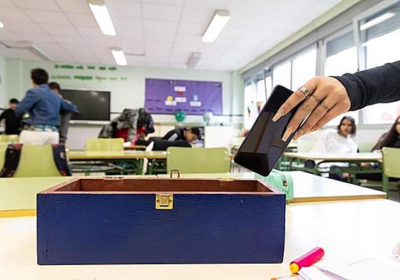 Los alumnos tienen prohibido usar sus móviles en el centro escolar