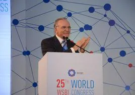 El presidente de CECA y de la Fundación «la Caixa», Isidro Fainé, durante una intervención en el WSBI.