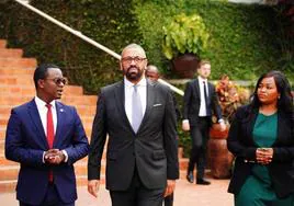 El ministro del Interior del Reino Unido, James Cleverly, durante su visita a Ruanda.
