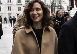 Ayuso derrocha estilo el día de la Constitución con una capa cortita estilo Letizia y su falda favorita
