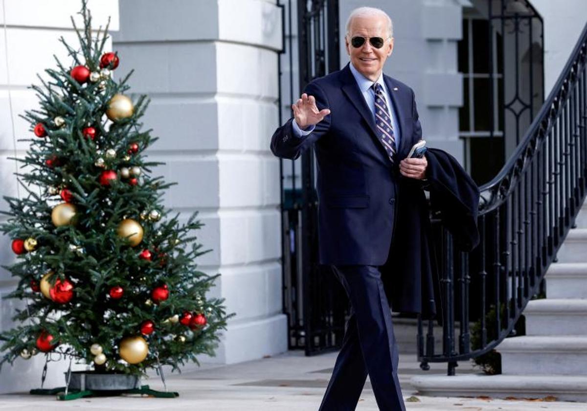 El presidente de EE UU, Joe Biden, saluda a los periodistas en la Casa Blanca.