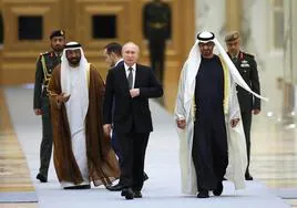 El presidente ruso, Vladímir Putin, y su homólogo de Emiratos Árabes Unidos, Mohamed bin Zayed, llegan al Palacio Qasr Al Watan en Abu Dabi.