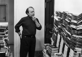 El escritor Javier Marías, frente a varios de sus libros traducidos, en Madrid, en 2017.