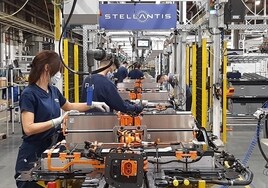 Trabajadores en una línea de montaje de Stellantis.