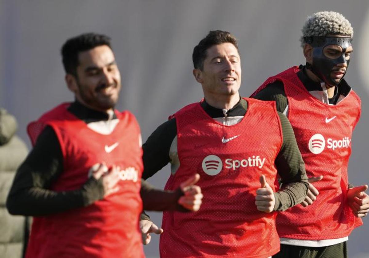 Gundogan, Lewandowski y Araujo entrenando en la previa del derbi