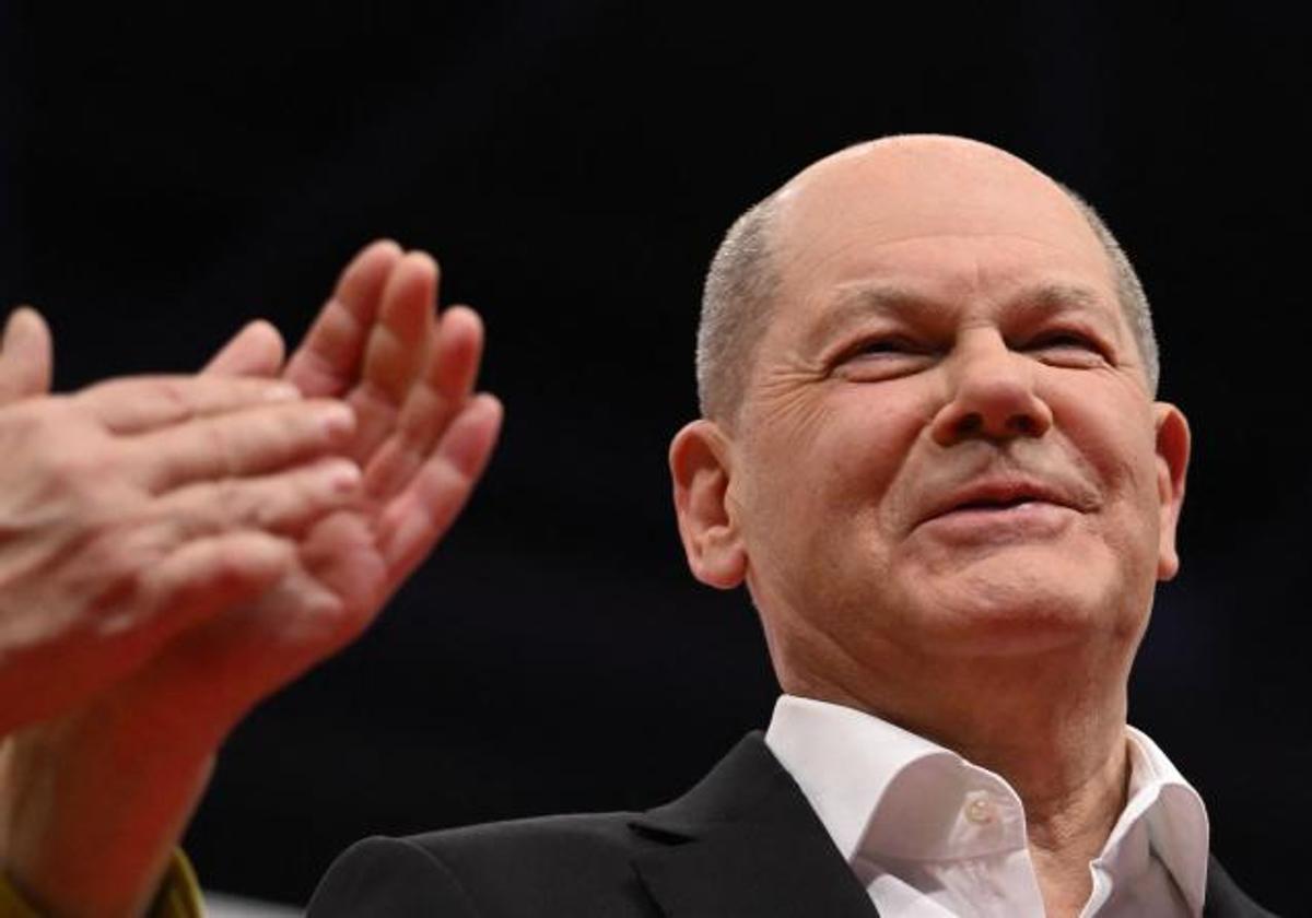 El canciller alemán, Olaf Scholz, es ovacionado tras su discurso en el congreso del SPD este sábado en Berlín.