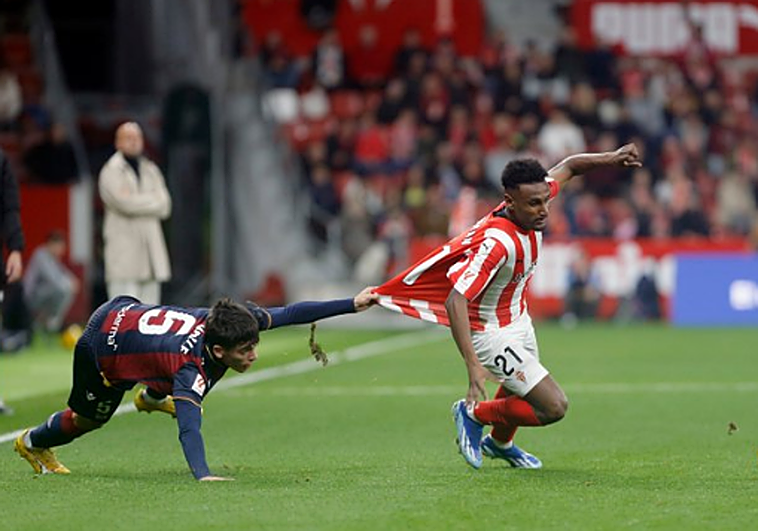 El Sporting pierde la segunda plaza con uno menos frente al Levante