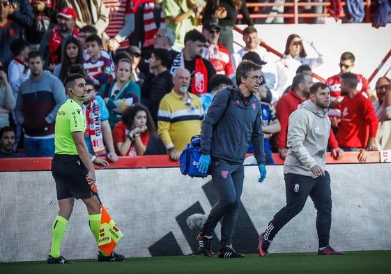 Servicios médicos de Granada y Athletic saltan al césped a atender al aficionado.