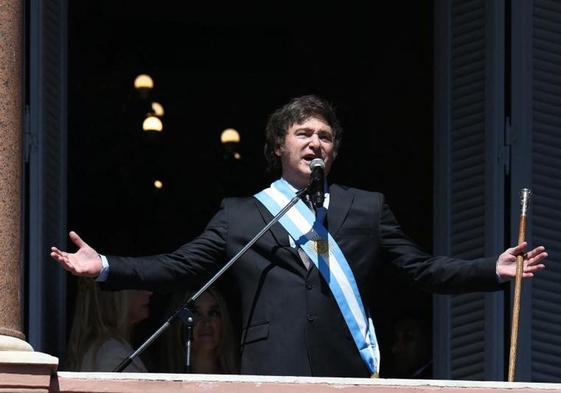 Javier Milei pronuncia un discurso tras ser investido presidente de Argentina.