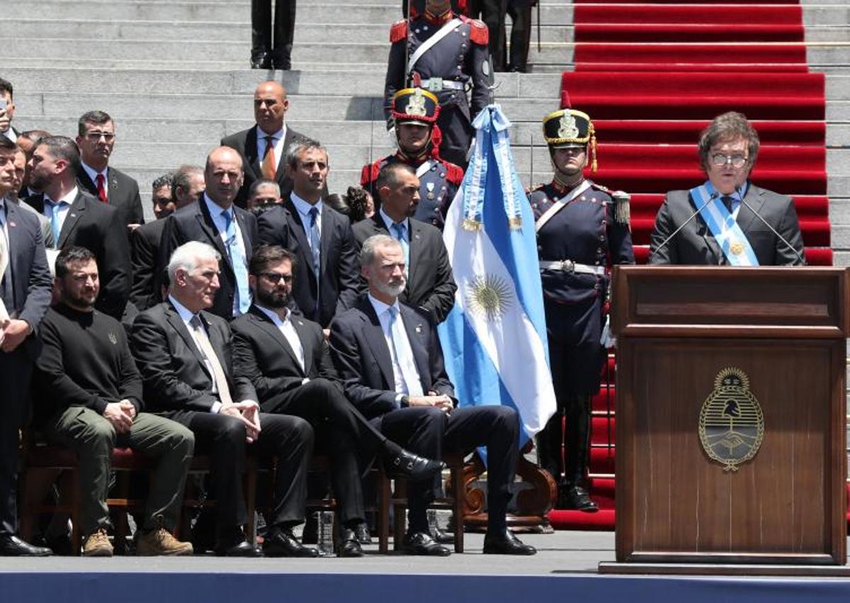 Imagen secundaria 1 - Los ajustes que anunció en su discurso no mermaron el respaldo. | El Rey participó en la ceremonia acompañado de Zelenski y Boric. | La expresidenta Cristina Fernández efectuó un gesto obsceno al llegar al Congreso, que preside.