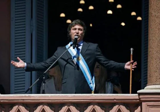 Milei comparece ante los argentinos en la Casa Rosada tras su toma de posesión.