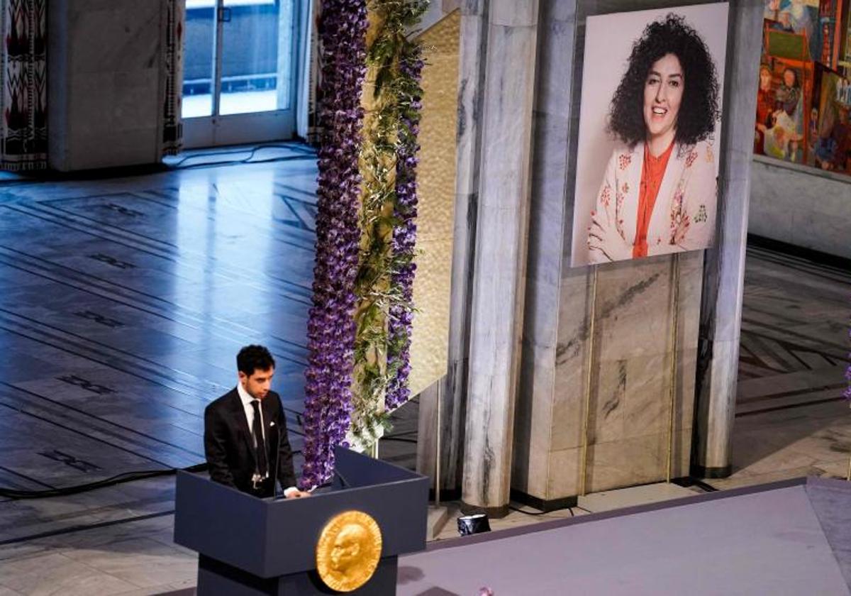 El hijo de Mohammadi lee parte del discurso de su madre en la ceremonia de entrega del galardón.