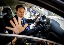 Rutte abandona la sede del Gobierno al volante de su propio vehículo.