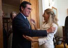 La vicepresidenta segunda, Yolanda Díaz, junto al presidente de la CEOE, Antonio Garamendi.