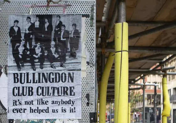 Un cartel se burla de la foto del Bullingdon Club, en la que aparecen Cameron y Johnson.