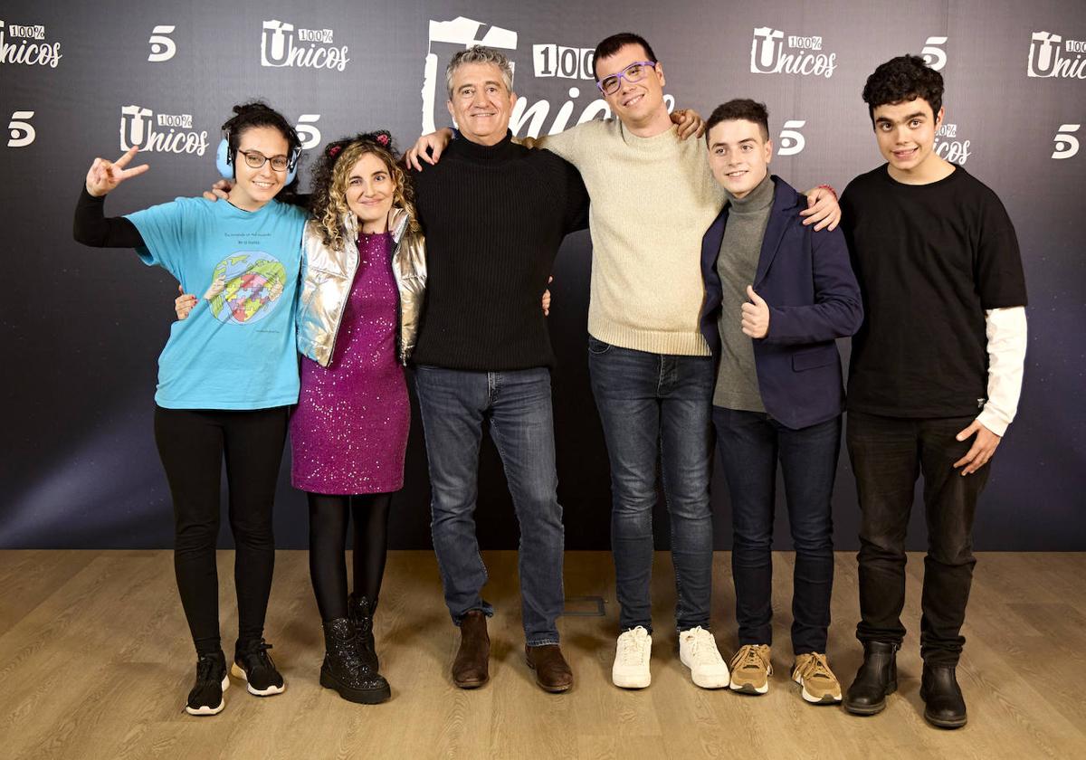 Guillermo Fesser con algunos de los participantes en el programa.