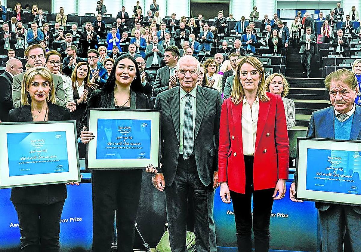Ovación en el Parlamento Europeo al ser entregado este martes el Sájarov a título póstumo a Mahsa Amini.