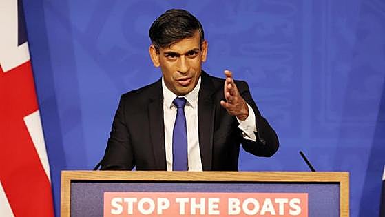 Rishi Sunak avanza con su polémica ley de inmigración