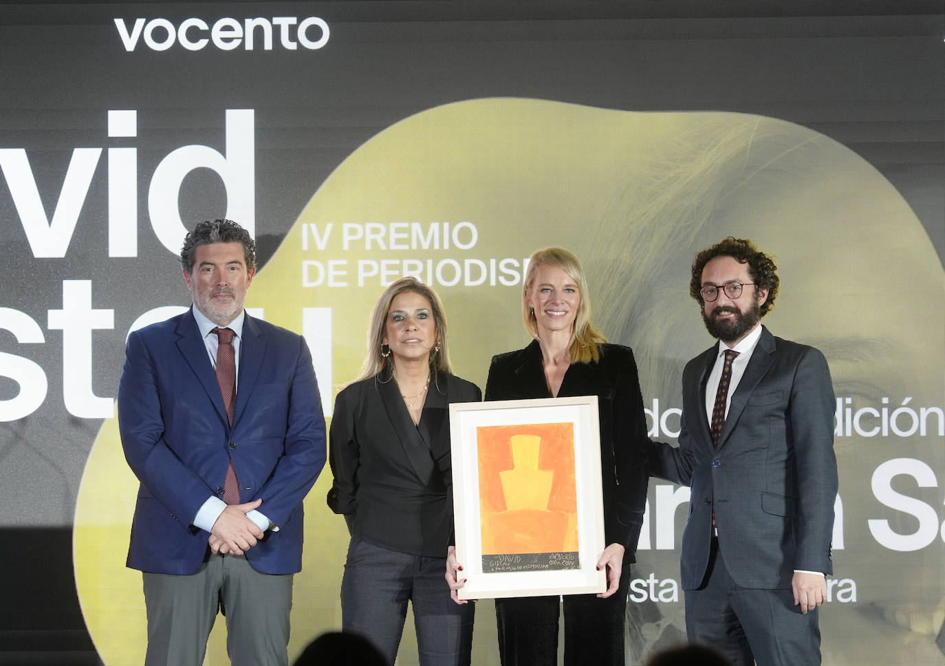 El director de ABC, Julián Quirós; la galardona Karina Sainz Borgo; Romina Caponnetto, viuda de David Gistau, y Joaquín Manso, director de El Mundo, en la entrega del Premio de Periodismo David Gistau