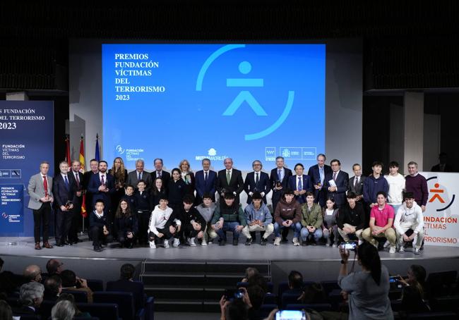 Foto de familia de todos los premiados