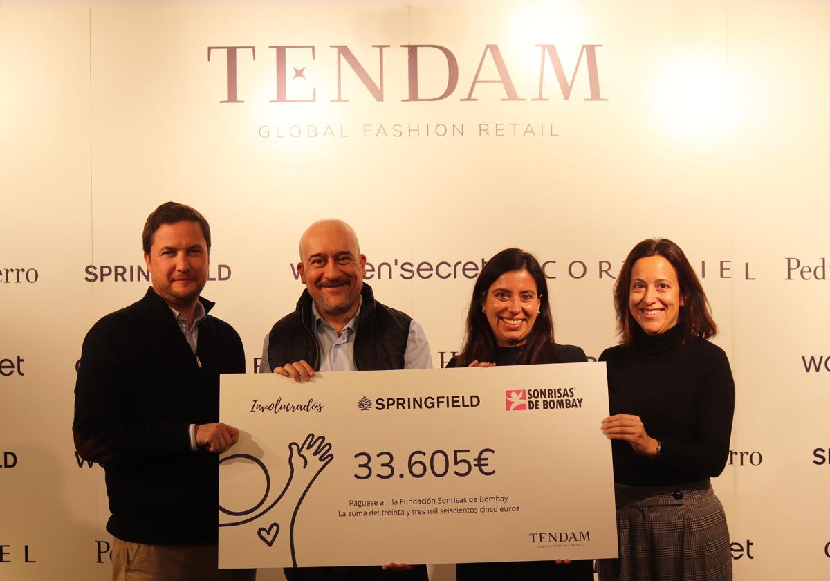 Responsables de la ONG Sonrisas de Bombay con el cheque recibido del plan Involucrados, de Tendam, para su proyecto de parvularios en la ciudad india.